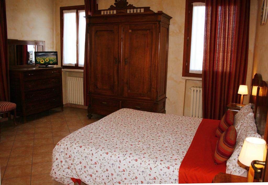Agriturismo Corte Ponte Dei Tedeschi Pensionat Ostiglia Værelse billede